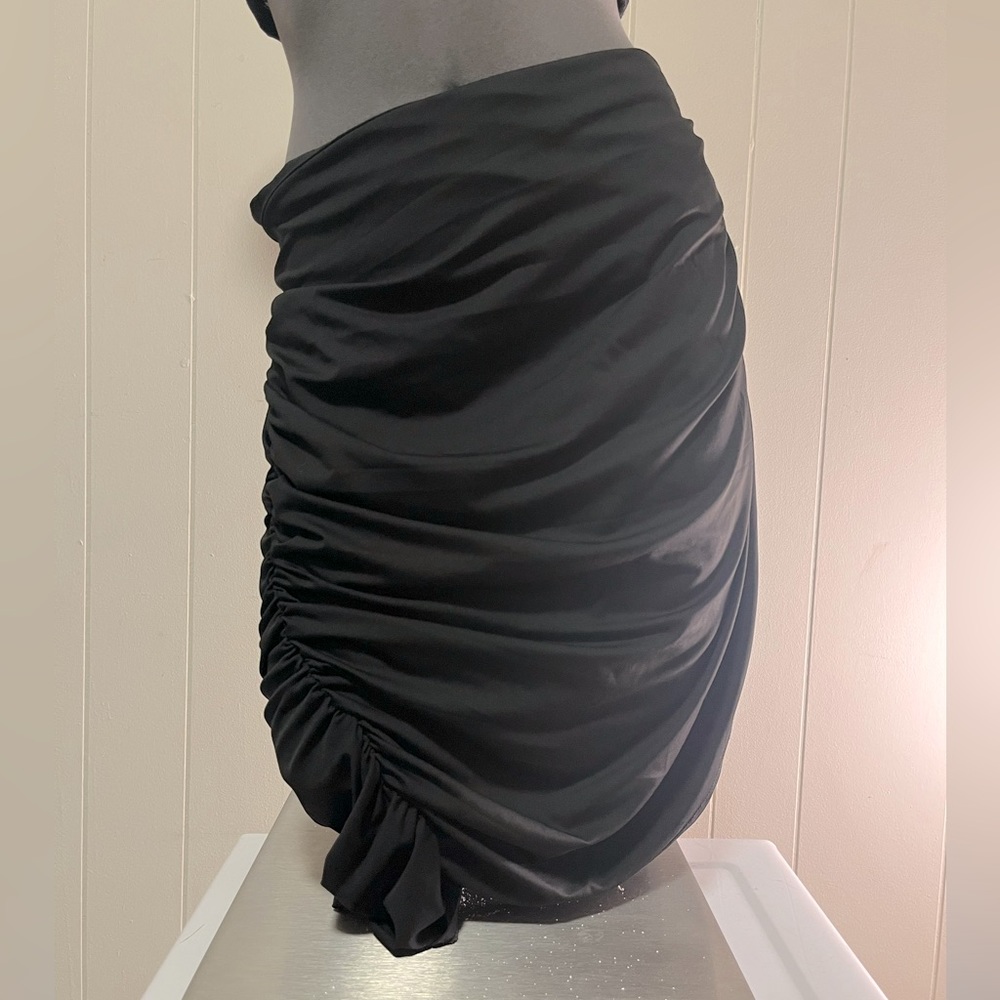 ROSEGAL Black Ruched Asymmetrical Skirt with Side Zipper | Size 2XL (18)